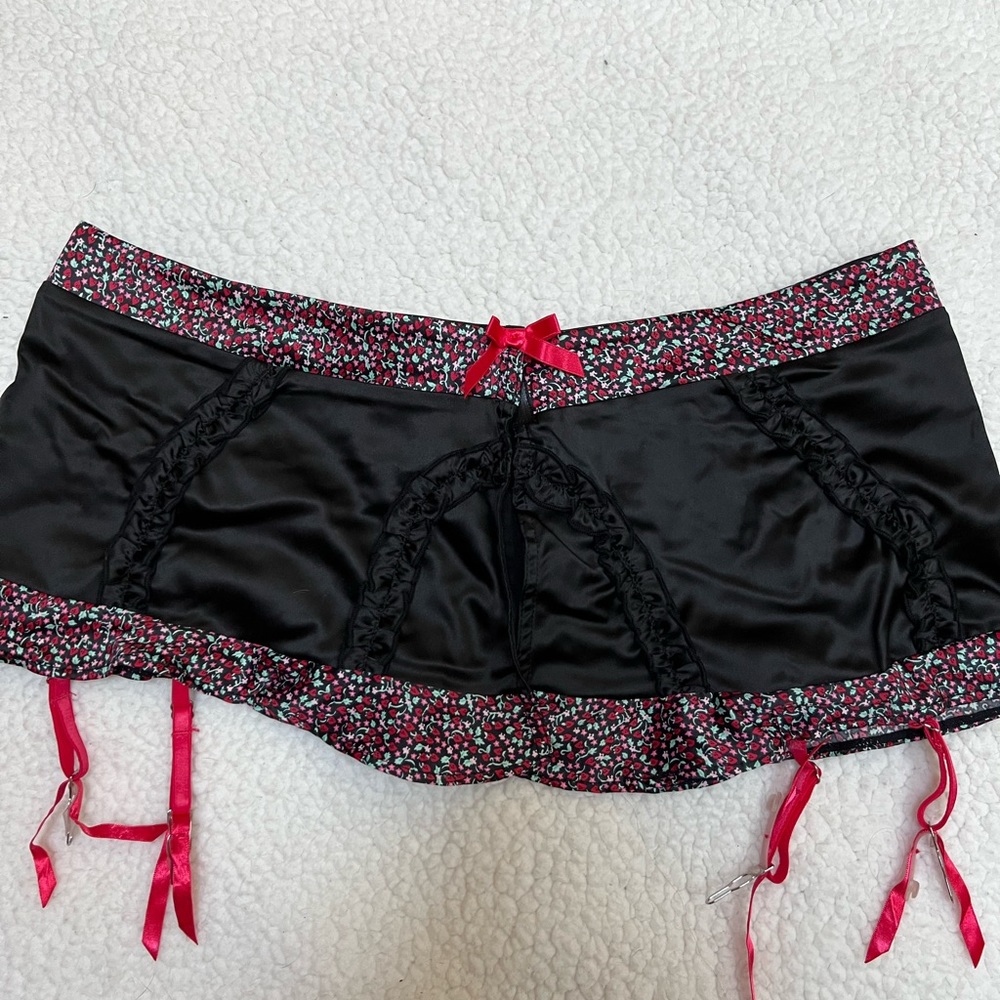 Victoria Secret Garter Belt Black Red with delicate flowers and bows med/large